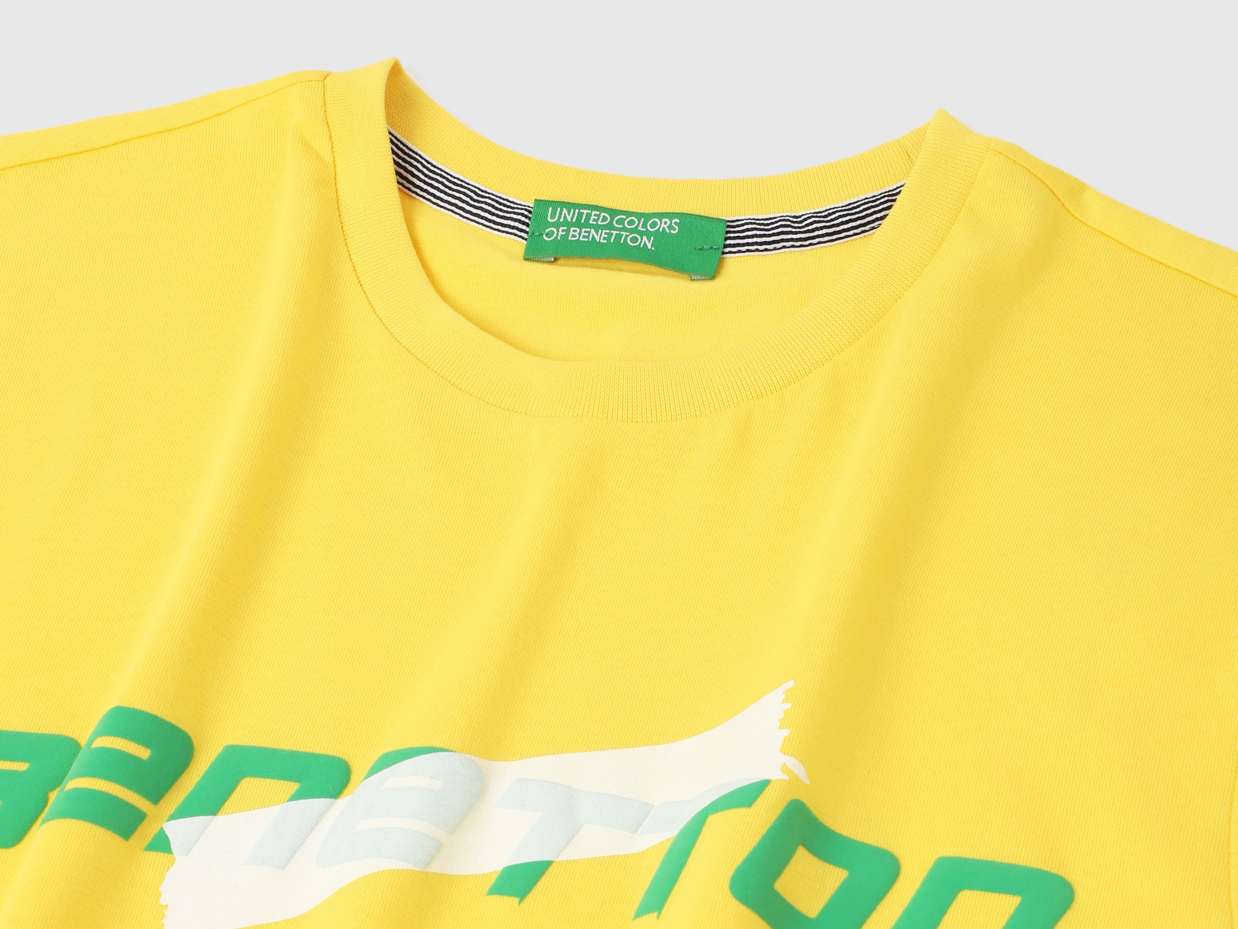 Regular Fit Round Neck Solid Tshirt – United Colors of Benetton Store