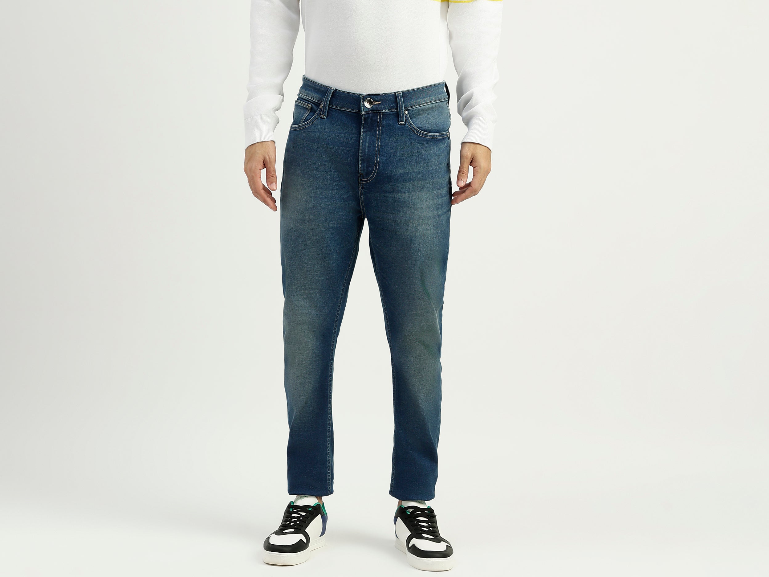 Solid Mid Rise Carrot Fit Jeans