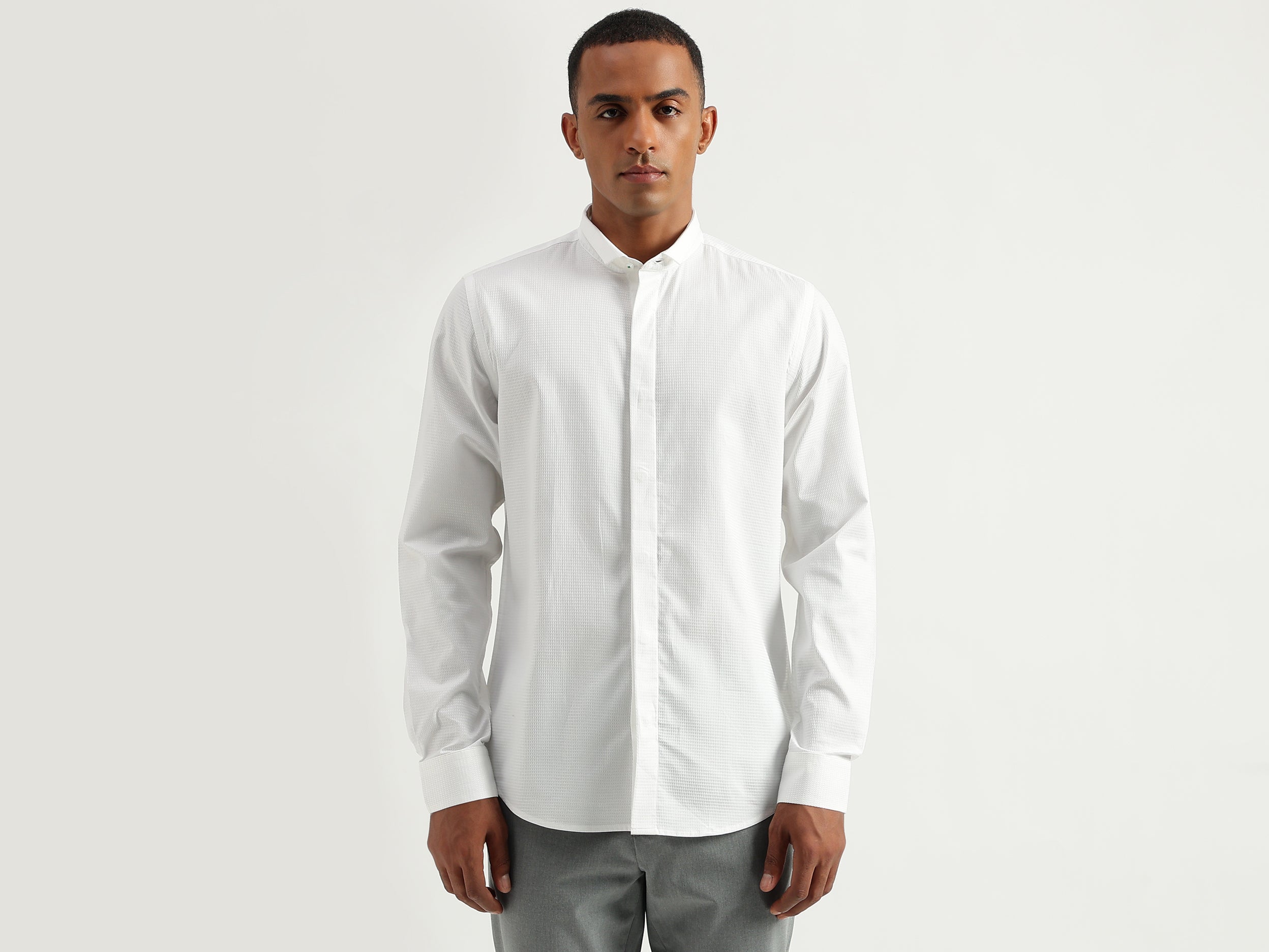 Men's Slim Fit Cutaway Collar Textured Shirts