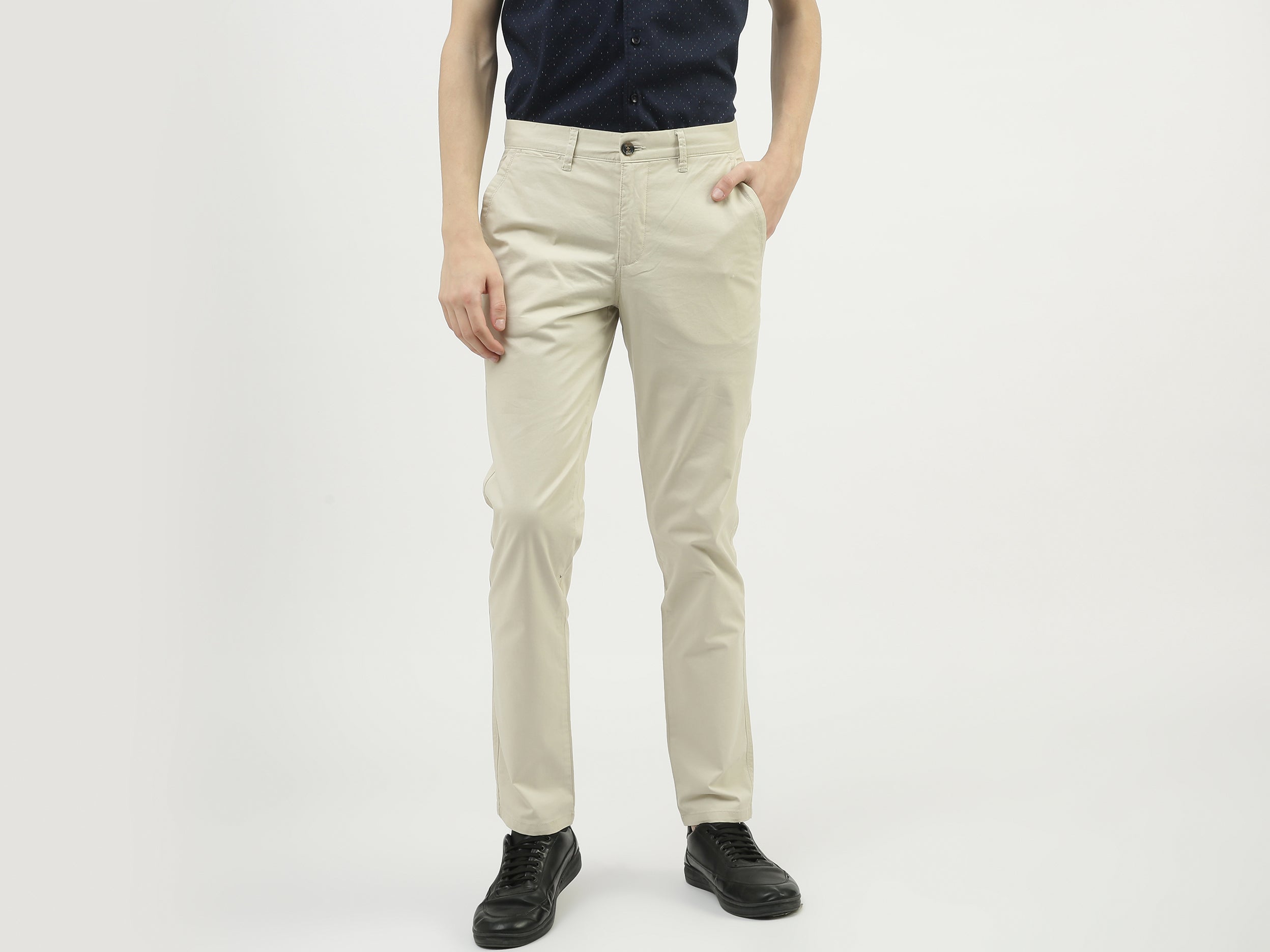 Men Solid Slim Fit Trousers