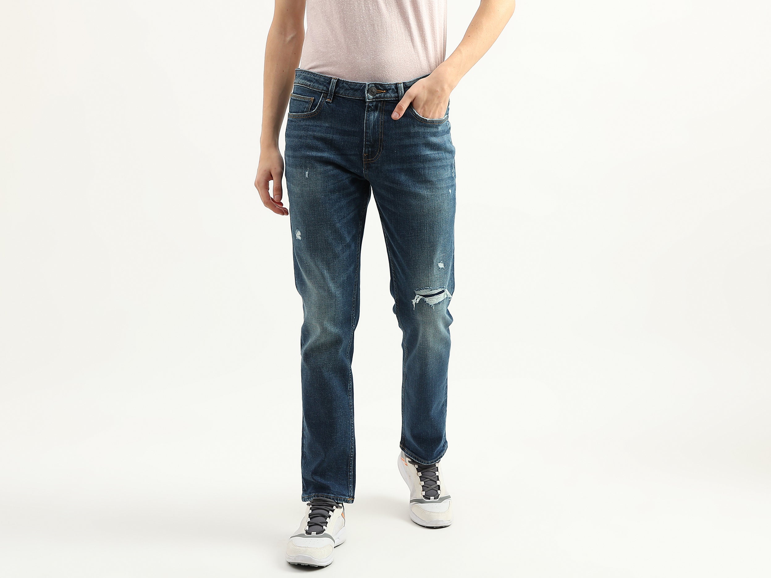 Men Solid Slim Straight Jeans