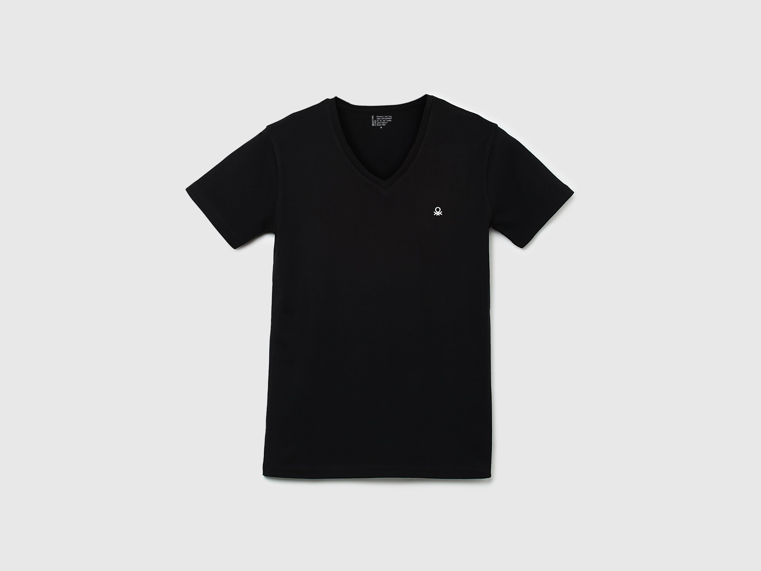 Men Solid V-Neck T-Shirt – United Colors of Benetton Store