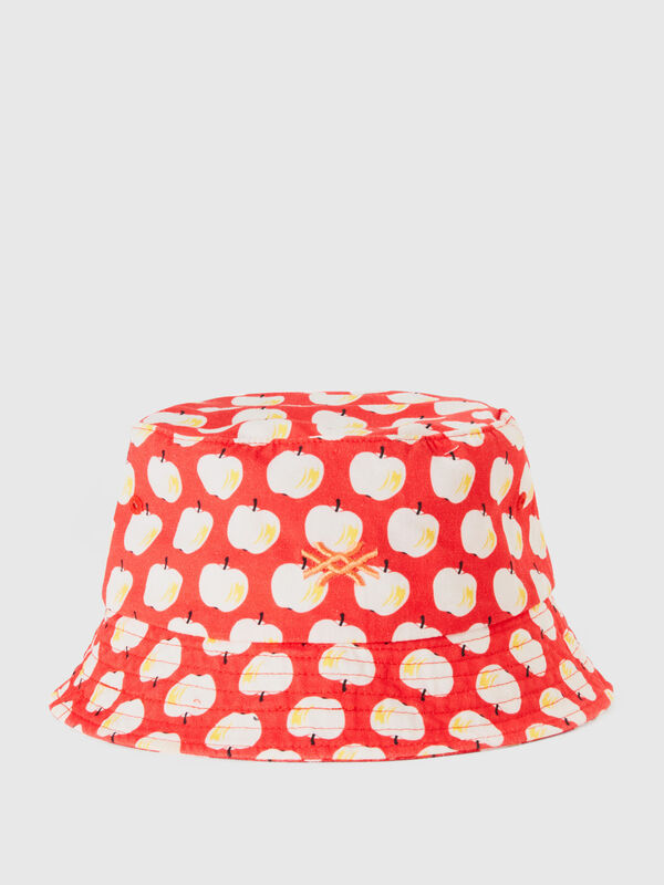 RED HAT WITH APPLE PATTERN